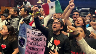 Manifestantes lograron tomar, por primera vez, la máxima tribuna del Senado de la República en donde hoy se discutiría y votaría la Reforma al Poder Judicial.