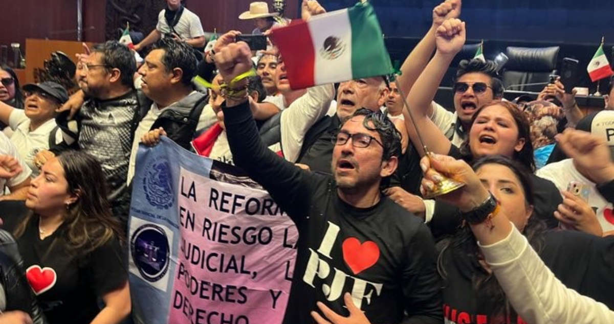 Manifestantes lograron tomar, por primera vez, la máxima tribuna del Senado de la República en donde hoy se discutiría y votaría la Reforma al Poder Judicial.